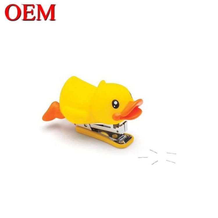พลาสติกเป็ดรูปการ์ตูน สํานักงาน Stapler OEM พลาสติกสัตว์ Toy โรงเรียน Stapler สําหรับนักเรียน