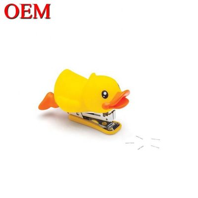 พลาสติกเป็ดรูปการ์ตูน สํานักงาน Stapler OEM พลาสติกสัตว์ Toy โรงเรียน Stapler สําหรับนักเรียน